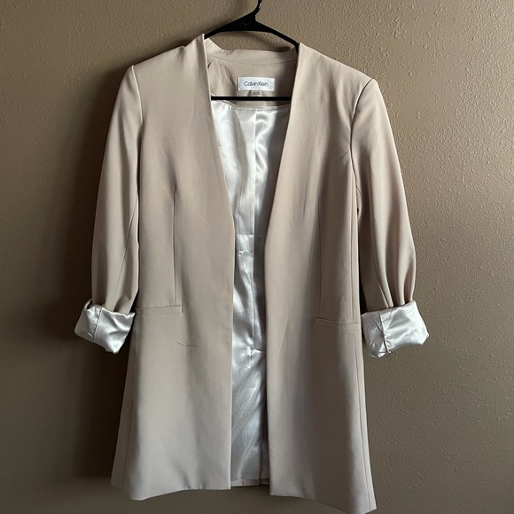Calvin Klein Cream/tan open front Collarless “silkie” blazer - Picture 2 of 7